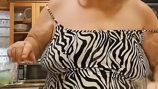 Schweine kochen, hackt zum abendessen und zieht blank, während ich koche