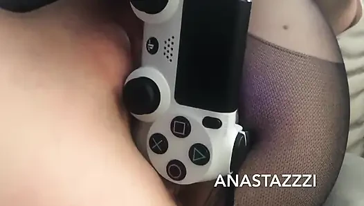 Sürtük genç kız fortnite oynuyor ve ıslak amcığını sikiyor gamepad:)