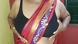 Geile indische wunderschöne Stiefmutter zeigt ihre Achselhöhlen und spielt mit ihrer Muschi in Nahaufnahme