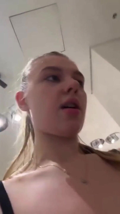 ジュシエルッシー・ホットが試着室で演奏中 | クリップ 1