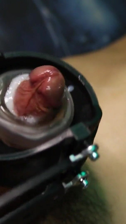 Labă cu robot sado-maso foarte dură pentru pule mari și ejaculare suculentă | Clip 3