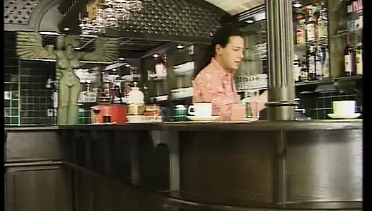 Perfekte deutsche puppe reitet schwanz und isst sperma in der taverne