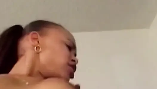 Geile schwarze MILF reitet einen riesigen bbc und wird mit heißem sperma gefüllt