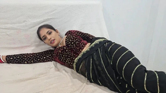 Das erste mal, dass ein neuer bhabhi-arsch fickt, älterer stiefbruder kam heute her, um den rakhi zu binden