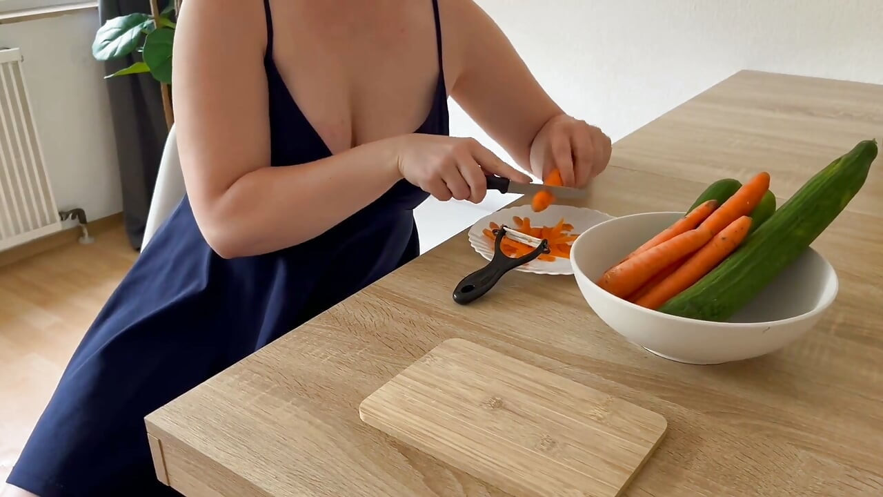Food Porn: Peel a Carrot, Masturbate with It & Eat It