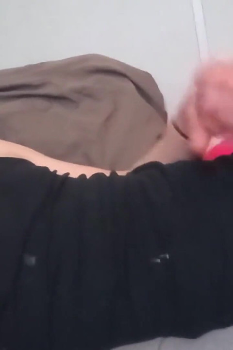 Brinque com seu pau enquanto coloco isso dentro do seu buraco!