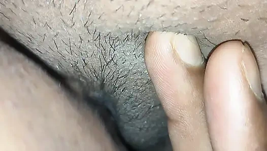 Dia menjilat vagina pacarnya dan memakan krimnya dan menidurinya duduk di kursi.