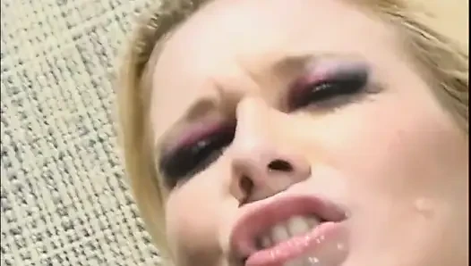 Seksi sarışın lezbiyenler büyük dildo emiyor anal bahçede üçlü seks yapıyor