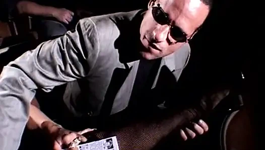 Brünettes schätzchen, dampfiger kino-dreier mit fußfetisch