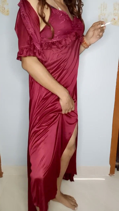 Meri mummy ne kal raat me isi satin nighty ko pahan ke apni chut ki ras chatai | Clip 1