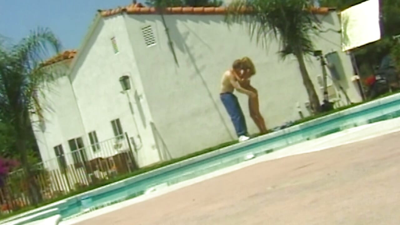 Heißer Pool-Sex in weißen Panties