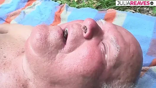 Yaşlı ve şişman nine bir yabancıyı tatmin ediyor - kadın mastürbasyon yapıyor ve yarağını emiyor