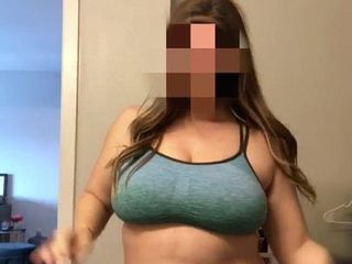 Sexy dickes Mädchen mit riesigen Titten strippt im Badezimmer