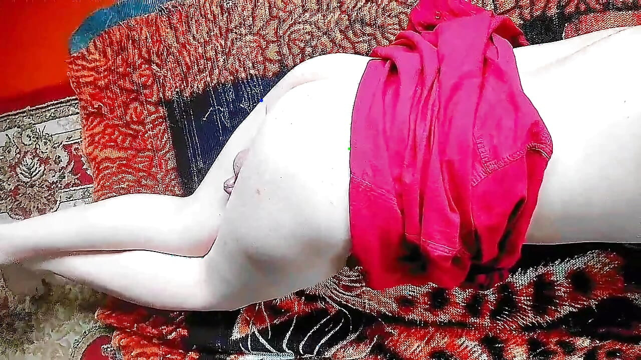 Zapanjujući femboy podiže ruke kako bi popravio neurednu kosu