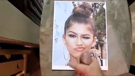 Zendaya Coleman boşalıyor 03
