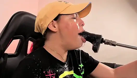 Aku Meletus Kotor Di Wajahmu Dan Penis Keras, Ikuti Tenggorokanku Dengan Erat