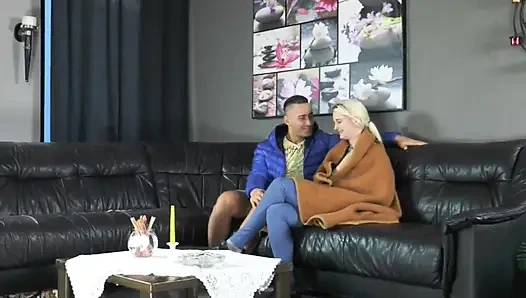 Doğal büyük memeli seksi sarışın amcık yalıyor