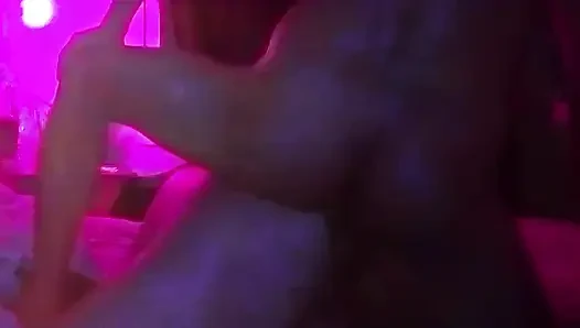 Ya, tuan, masukin kontolmu ke dalam istriku yang nakal dan tak tahu malu.