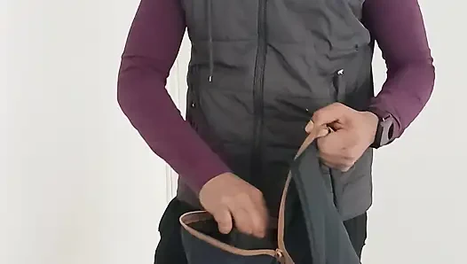 Я пошла делать доставку, и она заплатила сексом.