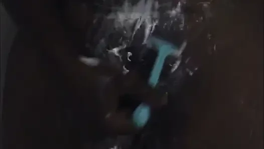 Siyah amcık tıraş olduktan sonra banyoda sikişiyor