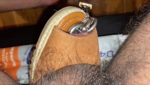 Masturbando-se com alguns sapatos diferentes com pau perfurado de 8mm acorrentado a uma fechadura