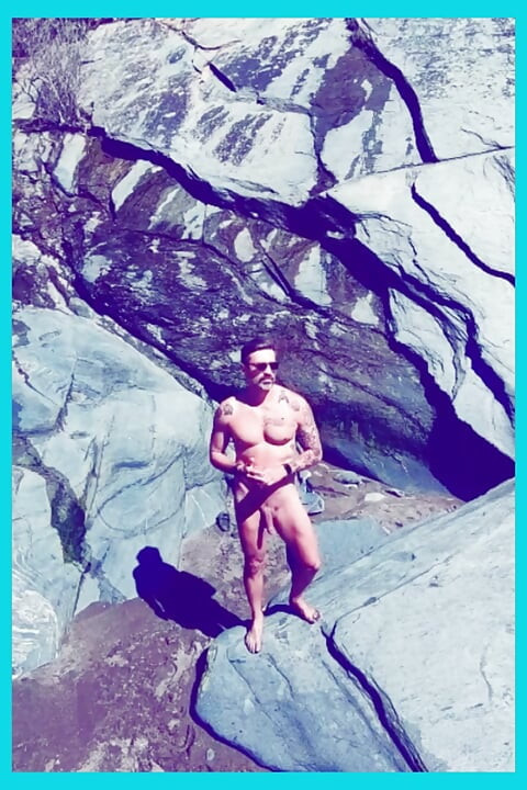 Gola na lokalnoj plaži Dopuštam Suncu da Me Udari u Tijelo