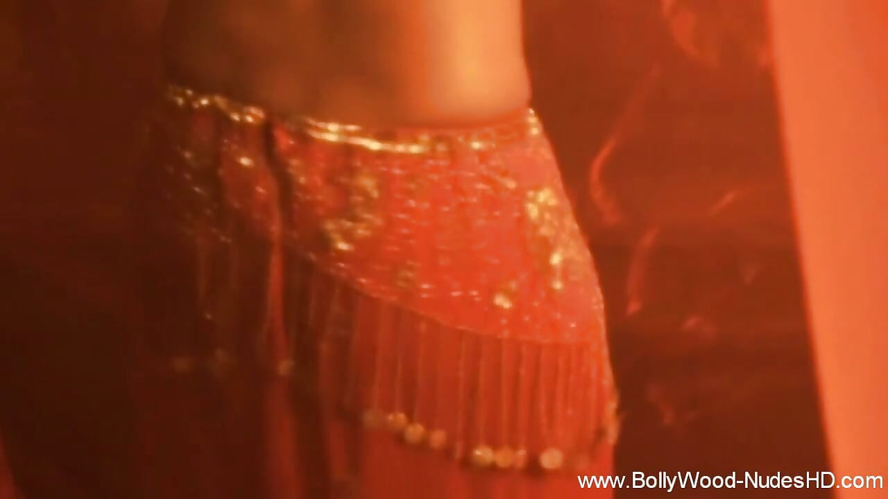 Videshi beli dansar nangi hokar strip karti hai