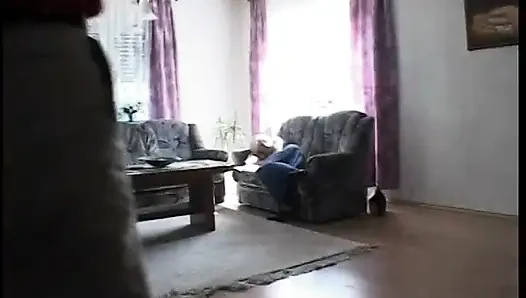 Sarışın fahişe yakın çekimde erkeğinin yarağına biniyor