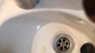 Éjaculation sur le restaurant des toilettes