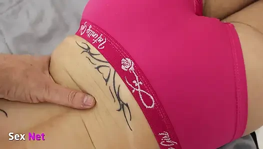 Gadis kurus dengan kaki merah muda lagi asik footjob - pov!