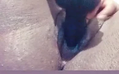 ディルドを握る濡れたマンコ