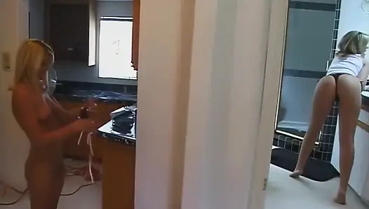 Olgun sarışın sürtük parmakları amcık damlatıyor daha fazla yalvarıyor