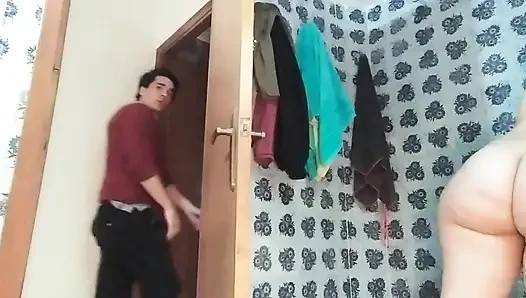 Kakak tiriku di kamar mandi ingin denganku di kamar mandi