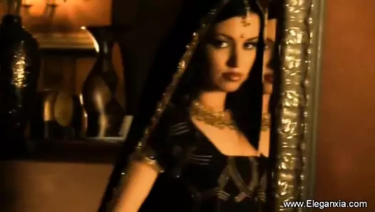 Bollywood Babe Shows Off her Body