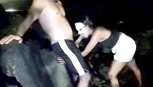 On the rocks of the beach I went to give my ass hot