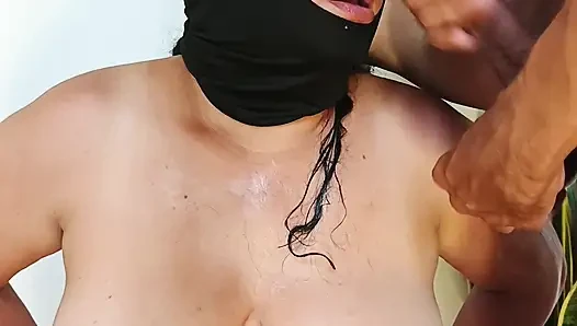 Maskeli ve diş retraktörlü Desi tanrıça boğazına büyük boşalma alıyor - çok güzel ve acımasız