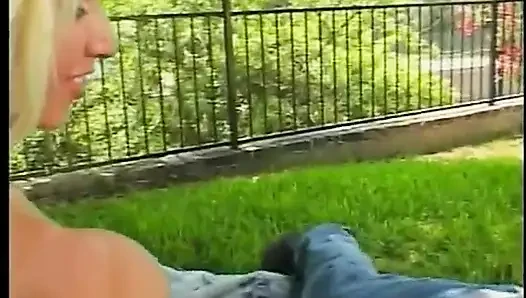 Vollbusige blondine hat dreier im park
