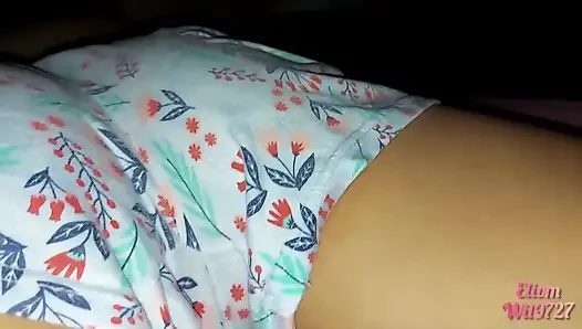 Sevimli üvey kız kardeş üvey erkek kardeşinin cep telefonunda porno izlerken suçüstü yakalandı | Yakın çekim tıraşlı amcık