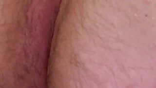 Schwuler Furz-Fetisch, heißer, quietschender und luftiger Furz von molligem Schwulen mit rosa Anus