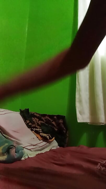 Philippino Twink Boy Jerks off in Bed, Huge Cumshot!