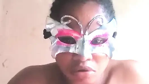 Afrikanische frau berührt ihre muschi