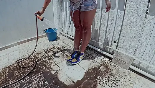 Ich ficke meinen arsch im freien, nachdem ich im Schlamm gespielt und meine neuen turnschuhe getragen habe