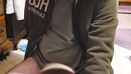 En sevdiğim kürklü kapüşonlu kız kürküme hizmet ediliyor. Makine