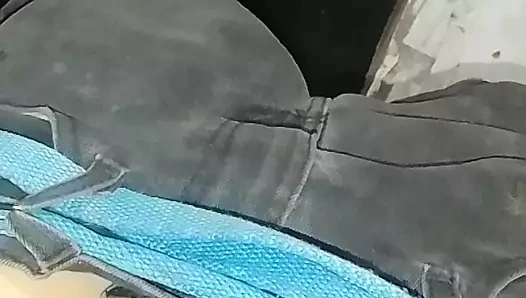 Genç adam süt pompalıyor