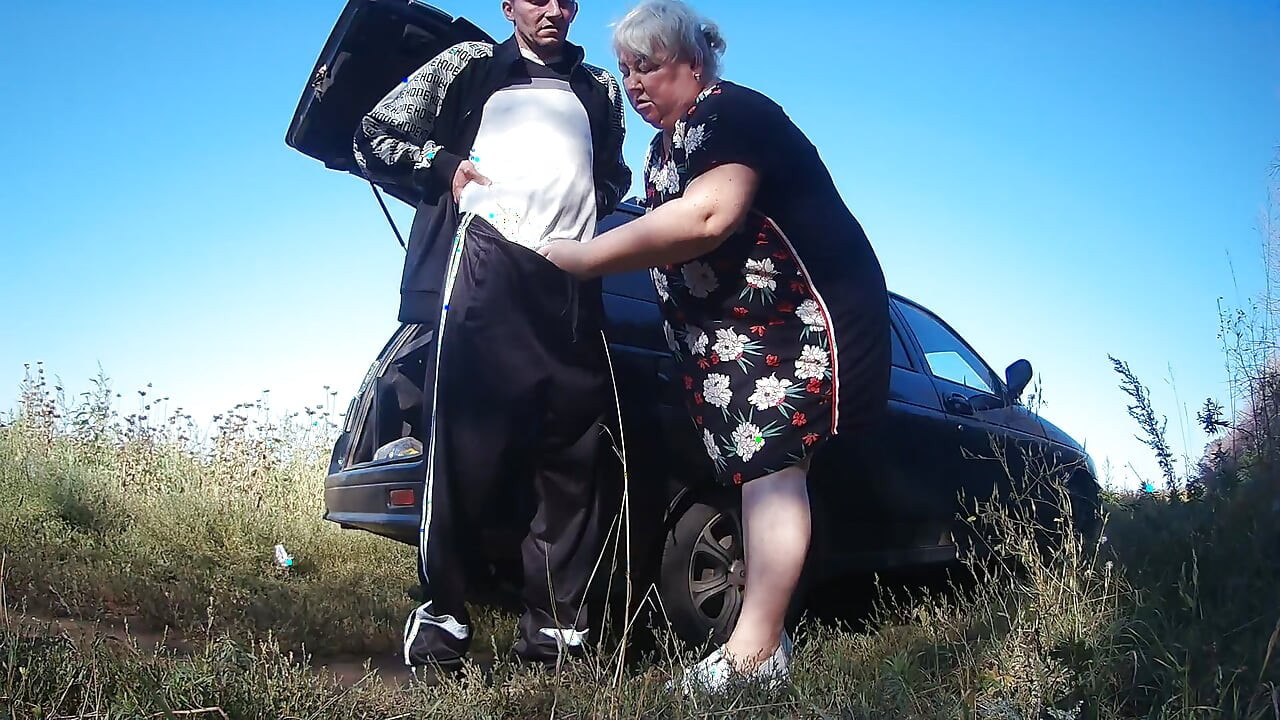 moje přítelkyně mi drží ptáka, zatímco čůrám a pak mi vykouří na veřejnosti