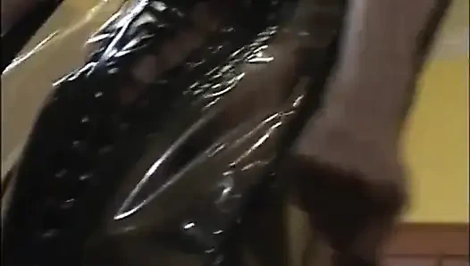 Siyah ve beyaz göt sikişiyor göt yalama göt parmaklıyor üçlü grup seks... ağzına boşalma