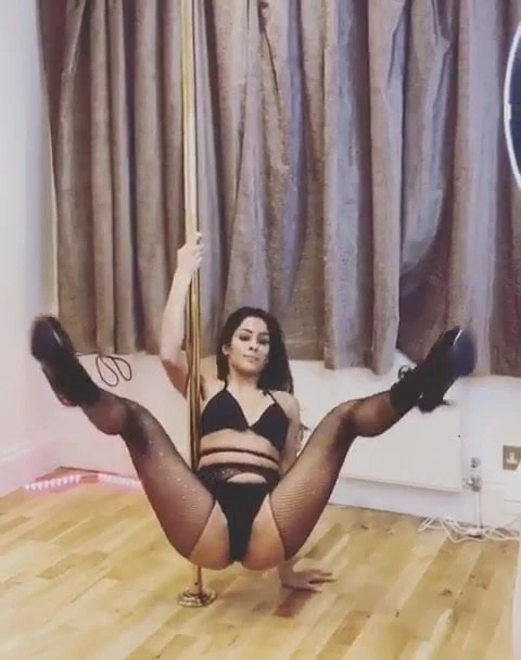 Nisha - Indian Pole dancer 2