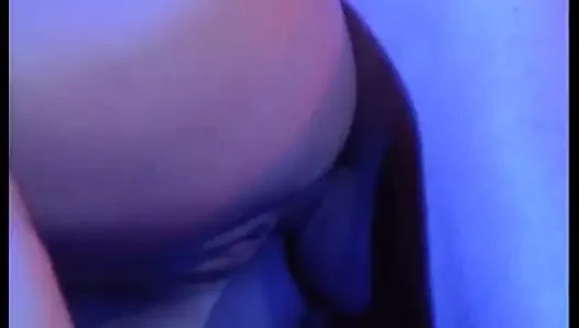 Sexy blondine mit dicken möpsen liebt es in der muschi