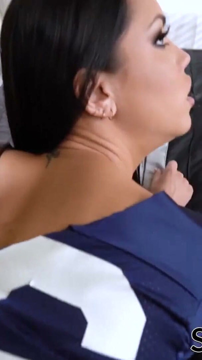 可爱的继女Alina Lopez在第一人称视角狗交后被颜射 | 短片 1