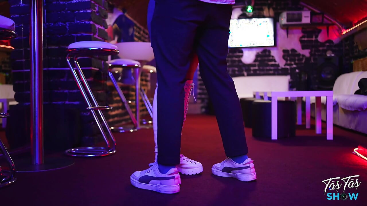 Zaskoczyłem przyrodnią siostrę w Swing Club w jej urodziny - odcinek Full HD
